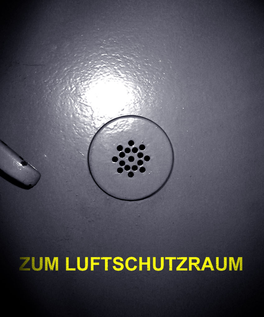 ZUM LUFTSCHUTZRAUM